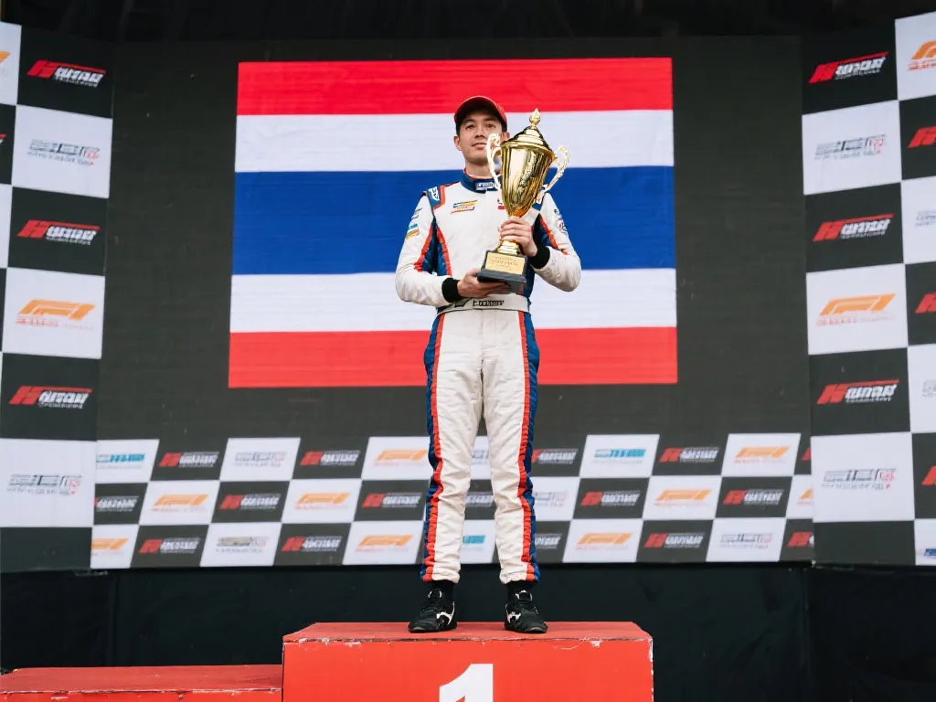 F3英格兰赛场上的荣耀时刻：体育部长Viewpol Inthara Phuwasak书写新传奇